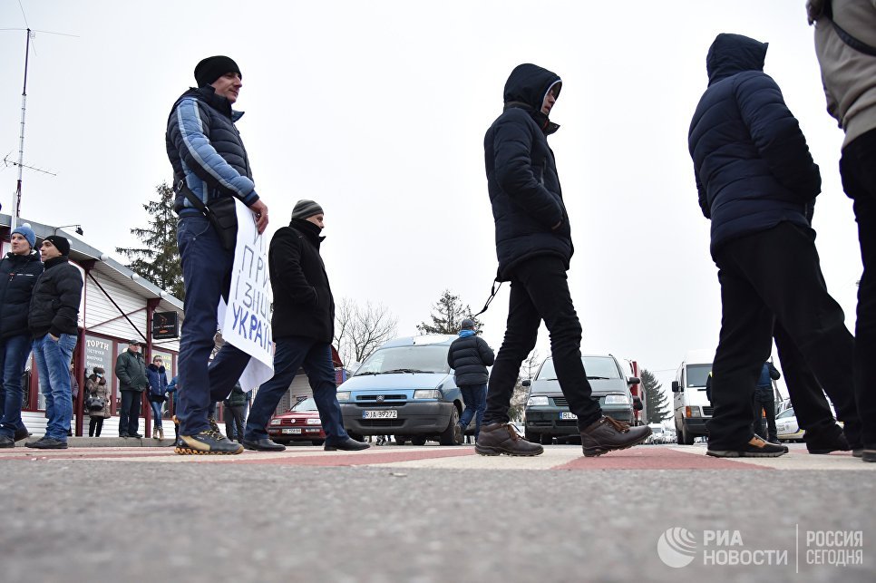 Участники акции протеста на границе между Украиной и Польшей против ужесточения таможенного контроля, запрета на перевозку товаров через границу больше определенной суммы Участники акции протеста на границе между Украиной и Польшей против ужесточения таможенного контроля, запрета на перевозку товаров через границу больше определенной суммы