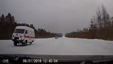 Скорая на трассе в Коми проехала без заднего колеса. Съемка очевидца Скорая на трассе в Коми проехала без заднего колеса. Съемка очевидца