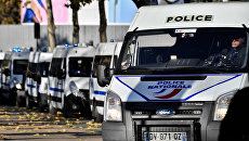Полицейские автомобили в Париже. Архивное фото Полицейские автомобили в Париже. Архивное фото