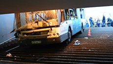 Автобус въехал в подземный переход на станции метро Славянский бульвар в Москве. 25 декабря 2017 Автобус въехал в подземный переход на станции метро Славянский бульвар в Москве. 25 декабря 2017