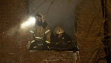 Сотрудники МЧС на месте взрыва газа в жилом доме по 5-й Кордной улице в Омске. 12 января 2018 Сотрудники МЧС на месте взрыва газа в жилом доме по 5-й Кордной улице в Омске. 12 января 2018