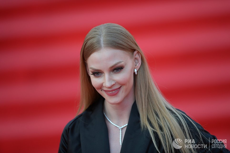 Актриса Светлана Ходченкова на церемонии открытия 38-го Московского международного кинофестиваля в Москве Актриса Светлана Ходченкова на церемонии открытия 38-го Московского международного кинофестиваля в Москве