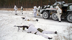Военнослужищие инженерной роты армии ЛНР во время работ по разминированию на линии разграничения в Луганске Военнослужищие инженерной роты армии ЛНР во время работ по разминированию на линии разграничения в Луганске