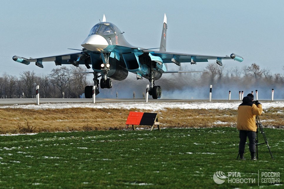 Истребитель-бомбардировщик Су-34 во время посадки на автотрассу в Ростовской области в ходе летно-тактических учений 4-й армии ВВС и ПВО Южного военного округа Истребитель-бомбардировщик Су-34 во время посадки на автотрассу в Ростовской области в ходе летно-тактических учений 4-й армии ВВС и ПВО Южного военного округа
