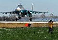 Истребитель-бомбардировщик Су-34 во время посадки на автотрассу в Ростовской области в ходе летно-тактических учений 4-й армии ВВС и ПВО Южного военного округа Истребитель-бомбардировщик Су-34 во время посадки на автотрассу в Ростовской области в ходе летно-тактических учений 4-й армии ВВС и ПВО Южного военного округа