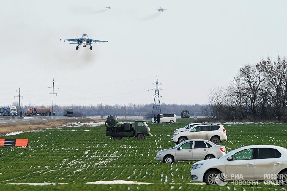 Истребитель-бомбардировщик Су-34 и два тяжелых истребителя Су-30М2 во время захода на посадку на автотрассу в Ростовской области в ходе летно-тактических учений 4-й армии ВВС и ПВО Южного военного округа Истребитель-бомбардировщик Су-34 и два тяжелых истребителя Су-30М2 во время захода на посадку на автотрассу в Ростовской области в ходе летно-тактических учений 4-й армии ВВС и ПВО Южного военного округа