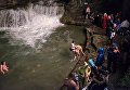 Верующие во время традиционного праздничного купания в Крещенский сочельник в водопадах реки Жане у города Геленджик в Краснодарском крае Верующие во время традиционного праздничного купания в Крещенский сочельник в водопадах реки Жане у города Геленджик в Краснодарском крае