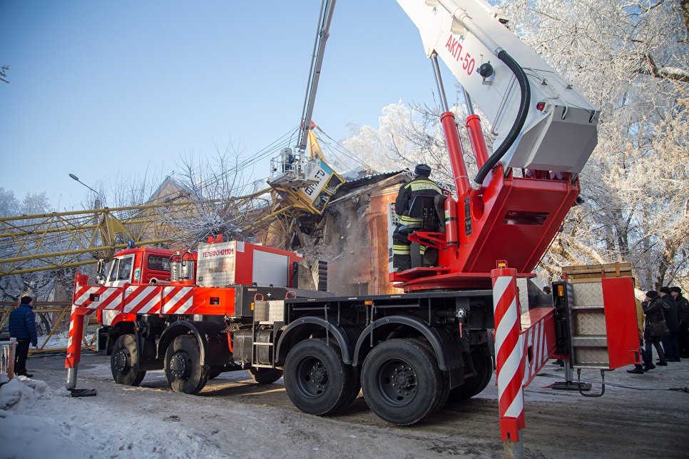 Работы на месте падения крана на жилой дом в Кирове. 19 января 2018
