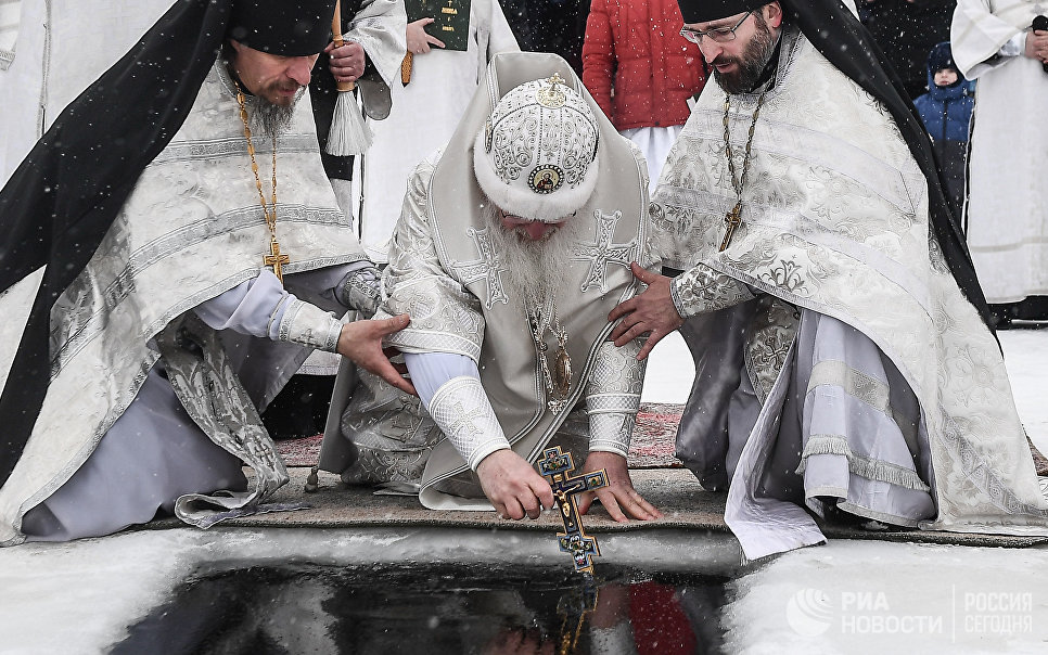 Священнослужители освящают купель в Крещение на территории Валдайского Иверского Святоозерского Богородицкого мужского монастыря в Новгородской области