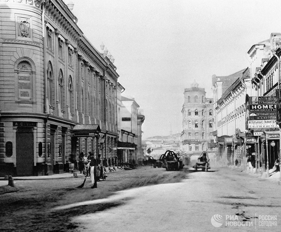 Дом № 5 на улице Ильинке — первый 5-этажный дом в Москве, построенный в 1874 году Дом № 5 на улице Ильинке — первый 5-этажный дом в Москве, построенный в 1874 году