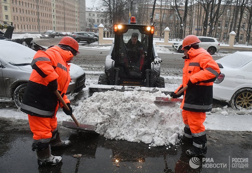 Снегоуборочная техника коммунальных служб Москвы ликвидирует последствия сильного снегопада на Большой Пироговской улице Снегоуборочная техника коммунальных служб Москвы ликвидирует последствия сильного снегопада на Большой Пироговской улице