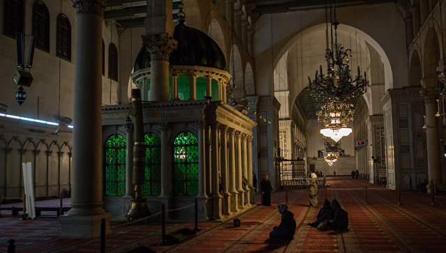 Верующие у гробницы Иоанна Крестителя в мечети Омейядов в Дамаске