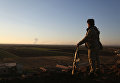 Сирийский боец наблюдает за районом Африна Сирийский боец наблюдает за районом Африна