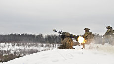 Американские военные производят выстрел из противотанкового ракетного комплекса (ПТРК) Javelin во время учений в Эстонии Американские военные производят выстрел из противотанкового ракетного комплекса (ПТРК) Javelin во время учений в Эстонии