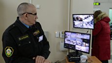 Сотрудник службы безопасности в средней общеобразовательной школе. Архивное фото Сотрудник службы безопасности в средней общеобразовательной школе. Архивное фото