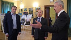 Директор музея Никита Высоцкий, президент РФ Владимир Путин и мэр Москвы Сергей Собянин во время посещения культурного центра-музея Дом Высоцкого на Таганке. 24 января 2018 Директор музея Никита Высоцкий, президент РФ Владимир Путин и мэр Москвы Сергей Собянин во время посещения культурного центра-музея Дом Высоцкого на Таганке. 24 января 2018