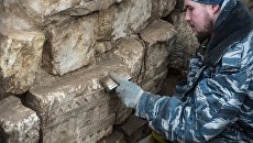 Археолог ведет раскопки Археолог ведет раскопки