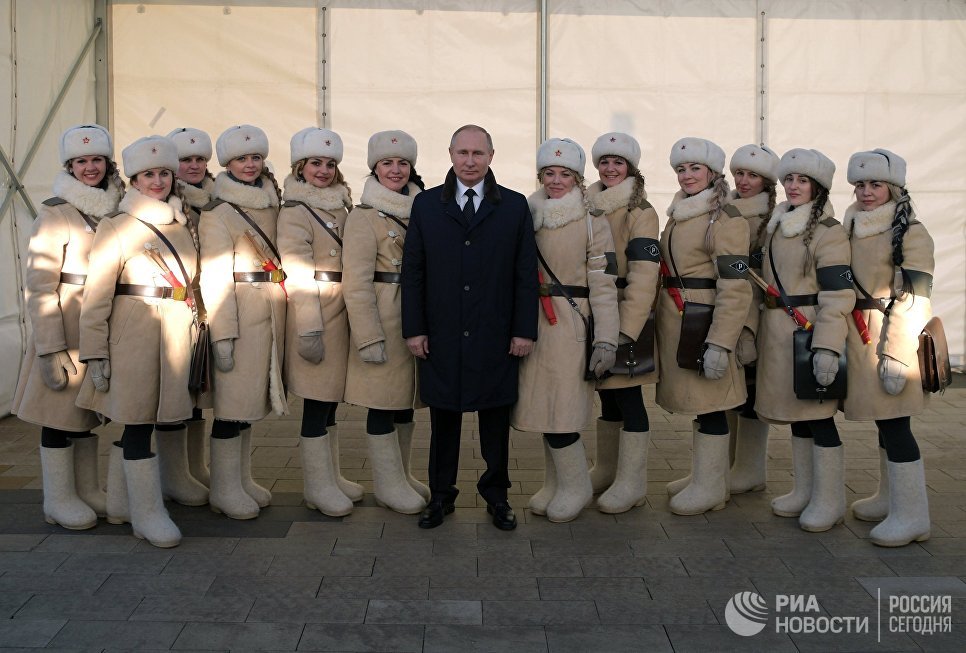 Президент РФ Владимир Путин фотографируется с участницами праздничных мероприятий, посвященных 75-й годовщине победы в Сталинградской битве, во время посещения интерактивного музея Россия - моя история. 2 февраля 2018 Президент РФ Владимир Путин фотографируется с участницами праздничных мероприятий, посвященных 75-й годовщине победы в Сталинградской битве, во время посещения интерактивного музея Россия - моя история. 2 февраля 2018