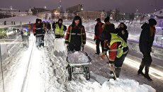 Сотрудники коммунальных служб во время уборки последствий снегопада в парке Зарядье. 4 февраля 2018 Сотрудники коммунальных служб во время уборки последствий снегопада в парке Зарядье. 4 февраля 2018