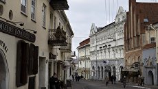 Одна из улиц старого города в Вильнюсе. Архивное фото Одна из улиц старого города в Вильнюсе. Архивное фото
