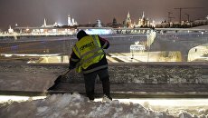 Уборка снега. Архивное фото Уборка снега. Архивное фото