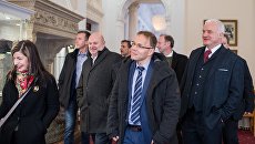 Участники немецкой делегации депутатов от партии Альтернатива для Германии осматривают достопримечательности Ливадийского дворца в рамках своего официального визита в Крым. 5 февраля 2018 Участники немецкой делегации депутатов от партии Альтернатива для Германии осматривают достопримечательности Ливадийского дворца в рамках своего официального визита в Крым. 5 февраля 2018