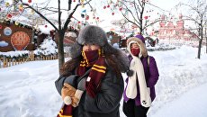 Туристы на Красной площади в Москве. архивное фото Туристы на Красной площади в Москве. архивное фото