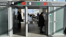 Паспортный контроль в аэропорту. Архивное фото Паспортный контроль в аэропорту. Архивное фото
