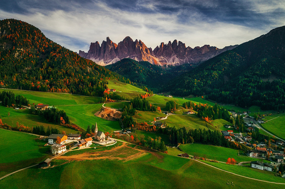 Снимок Деревня Санта-Маддалена (Santa Maddalena village in front of the Geisler or Odle Dolom) фотографа Valentin Valkov, занявший третье место в категории Пейзаж.Профессионалы Снимок Деревня Санта-Маддалена (Santa Maddalena village in front of the Geisler or Odle Dolom) фотографа Valentin Valkov, занявший третье место в категории Пейзаж.Профессионалы