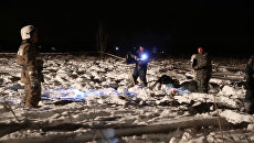 Сотрудники МЧС России в Раменском районе Московской области, где самолет Ан-148 Саратовских авиалиний рейса 703 Москва-Орск потерпел крушение 11 февраля 2018 года Сотрудники МЧС России в Раменском районе Московской области, где самолет Ан-148 Саратовских авиалиний рейса 703 Москва-Орск потерпел крушение 11 февраля 2018 года
