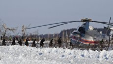 Сотрудники МЧС России и военнослужащие на месте крушения самолета Ан-148 Саратовских авиалиний рейса 703 Москва-Орск. 12 февраля 2018 Сотрудники МЧС России и военнослужащие на месте крушения самолета Ан-148 Саратовских авиалиний рейса 703 Москва-Орск. 12 февраля 2018