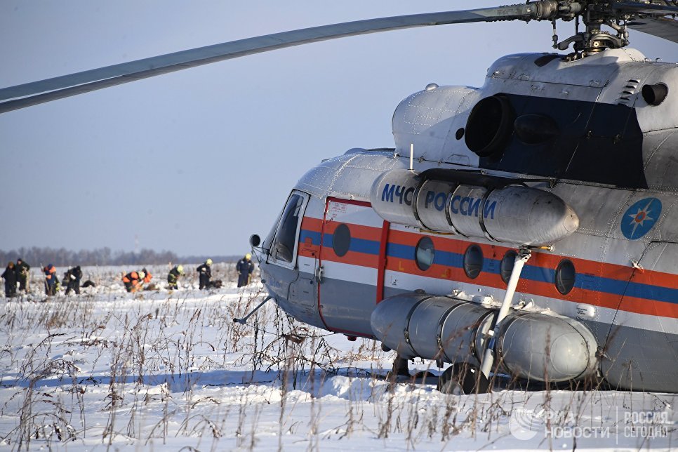 Вертолет МЧС России в Раменском районе Московской области, где самолет Ан-148 Саратовских авиалиний рейса 703 Москва-Орск потерпел крушение 11 февраля 2018 года