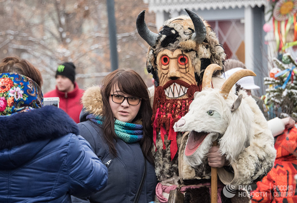 Ряженые лица. Ряженые девушки. Ряженые на Арбате. Кошки ряженые фото.