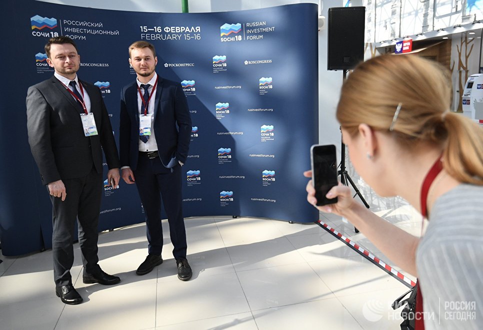 Участники Российского инвестиционного форума в Сочи фотографируются у баннера перед открытием Участники Российского инвестиционного форума в Сочи фотографируются у баннера перед открытием