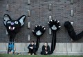 Молодые люди с кошачьими костюмами ожидают начала традиционного карнавала Масопуст в Праге Молодые люди с кошачьими костюмами ожидают начала традиционного карнавала Масопуст в Праге