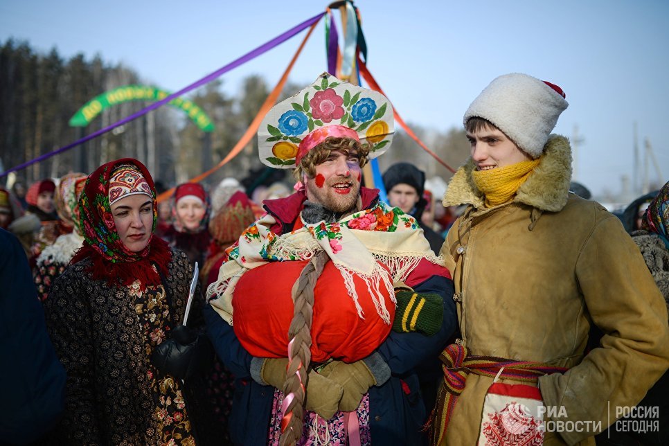 Участники праздничных гуляний, посвященных проводам Широкой Масленицы в парке наукограда Кольцово в Новосибирской области. 17 февраля 2018 Участники праздничных гуляний, посвященных проводам Широкой Масленицы в парке наукограда Кольцово в Новосибирской области. 17 февраля 2018