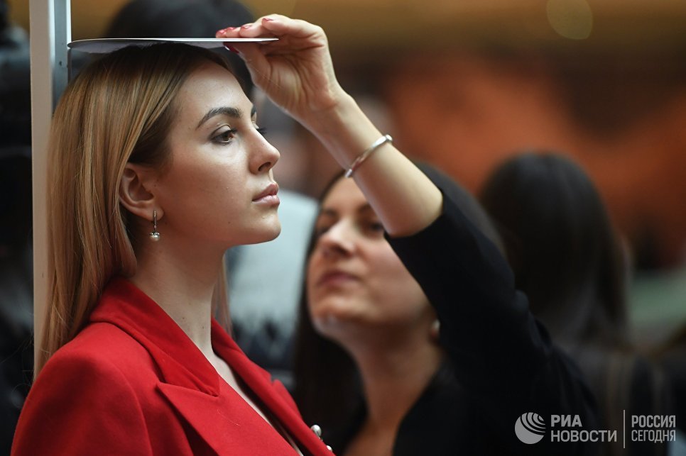 Измерение роста участницы открытого кастинга национального конкурса Мисс Россия в торговом центре Афимолл Сити в Москве Измерение роста участницы открытого кастинга национального конкурса Мисс Россия в торговом центре Афимолл Сити в Москве