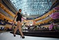 Участница открытого кастинга национального конкурса Мисс Россия в торговом центре Афимолл Сити в Москве Участница открытого кастинга национального конкурса Мисс Россия в торговом центре Афимолл Сити в Москве