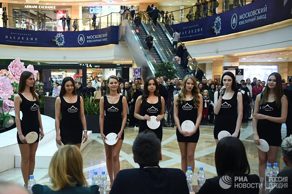 Участницы открытого кастинга национального конкурса Мисс Россия в торговом центре Афимолл Сити в Москве Участницы открытого кастинга национального конкурса Мисс Россия в торговом центре Афимолл Сити в Москве
