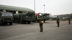 Военнослужащие во время учений оперативно-тактического ракетного комплекса (ОТРК) Искандер-М. Архивное фото Военнослужащие во время учений оперативно-тактического ракетного комплекса (ОТРК) Искандер-М. Архивное фото