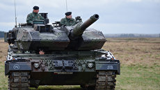 Танк PT-91 Тварды на церемонии приветствия многонационального батальона НАТО под руководством США в польском Ожише Танк PT-91 Тварды на церемонии приветствия многонационального батальона НАТО под руководством США в польском Ожише