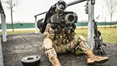 Американский военнослужащий с противотанковым ракетным комплексом (ПТРК) Javelin. Архивное фото Американский военнослужащий с противотанковым ракетным комплексом (ПТРК) Javelin. Архивное фото