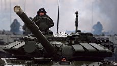 Военнослужащие на танке. Архивное фото Военнослужащие на танке. Архивное фото