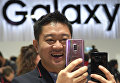 Мужчина держит новый Samsung Galaxy S9 на мероприятии Samsung Galaxy Unpacked 2018 в Барселоне, Испания. 25 февраля 2018 года Мужчина держит новый Samsung Galaxy S9 на мероприятии Samsung Galaxy Unpacked 2018 в Барселоне, Испания. 25 февраля 2018 года