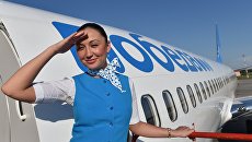 Стюардесса на трапе у самолета российской авиакомпании Победа, совершившего первый рейс из Сочи в Ростов-на-Дону, в аэропорту Ростова-на-Дону. Стюардесса на трапе у самолета российской авиакомпании Победа, совершившего первый рейс из Сочи в Ростов-на-Дону, в аэропорту Ростова-на-Дону.