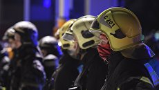 Сотрудники пожарной службы МЧС России. Архивное фото Сотрудники пожарной службы МЧС России. Архивное фото
