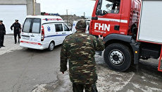Сотрудники службы спасения возле места пожара в наркодиспансере в Баку. 2 марта 2018 Сотрудники службы спасения возле места пожара в наркодиспансере в Баку. 2 марта 2018