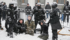 Сотрудники полиции и протестующие в палаточном городке у Верховной рады в Киеве, Украина. 3 марта 2018 Сотрудники полиции и протестующие в палаточном городке у Верховной рады в Киеве, Украина. 3 марта 2018