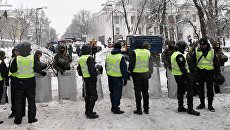 Полицейские задерживают протестующих в палаточном городке у Верховной Рады в Киеве. 3 марта 2018 Полицейские задерживают протестующих в палаточном городке у Верховной Рады в Киеве. 3 марта 2018