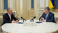 Петр Порошенко во время встречи с главой Службы безопасности Украины Василем Грицаком в Киеве. 9 марта 2018 Петр Порошенко во время встречи с главой Службы безопасности Украины Василем Грицаком в Киеве. 9 марта 2018